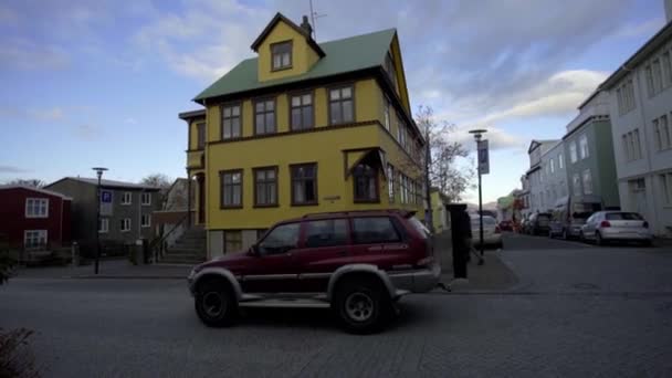 REYKJAVIK, ICELAND, 10 EKİM 2019 Reykjavik caddesindeki parlak sarı ev — Stok video