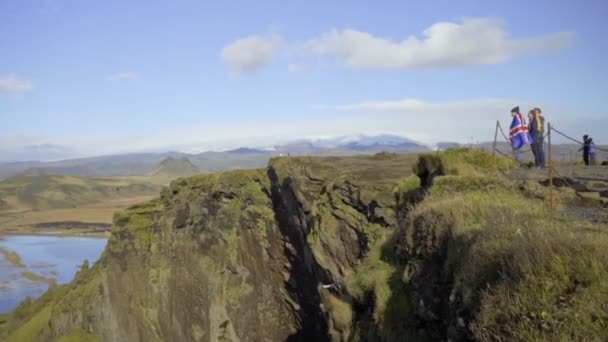 REYKJAVIK, ICELAND, OCTOBER 10, 2019 Кілька хлопців стоять на скелі мису Дірголей, Ісландія — стокове відео