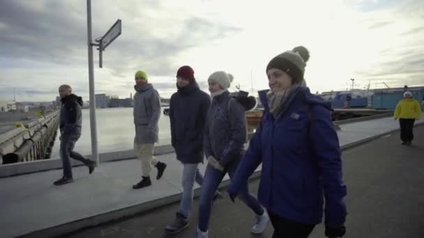 REYKJAVIK, ICELAND, OKTOBER 10, 2019 En grupp killar går runt i hamnen i Reykjavik på Island — Stockvideo