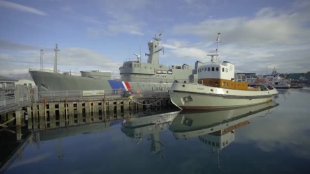 REYKJAVIK, ISLANDIA, 10 DE OCTUBRE DE 2019 Un buque de guerra está amarrado en el puerto de Reikiavik — Vídeos de Stock