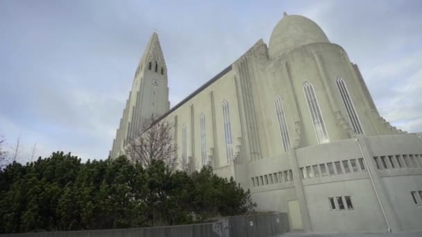 REYKJAVIK, ISLANDIA, 10 DE OCTUBRE DE 2019 Iglesia Luterana Hallgrimskirkja en Reikiavik — Vídeos de Stock
