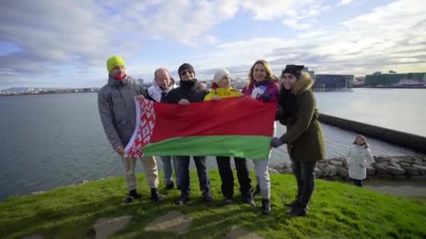REYKJAVIK, ISLANDA, 10 OTTOBRE 2019 Gruppo di ragazzi con la bandiera della Bielorussia sullo sfondo della baia — Video Stock