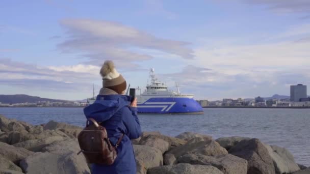 Uma Rapariga Costa Tira Uma Foto Barco Pesca Navio Está — Vídeo de Stock