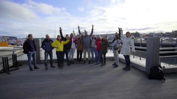 REYKJAVIK, ISLANDA, 10 OTTOBRE 2019 Un gruppo di ragazzi sorride e gioisce sul molo — Video Stock