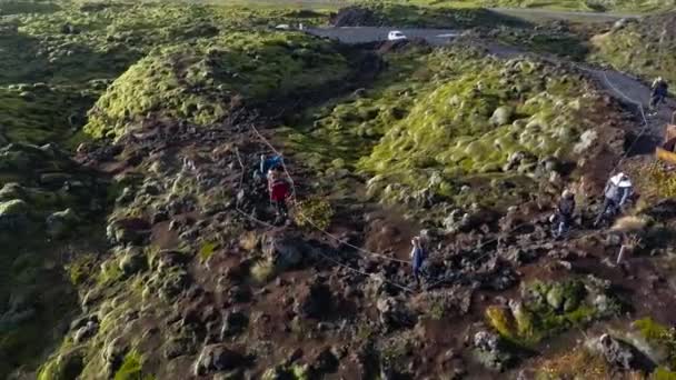 REYKJAVIK, ISLAND, 10. října 2019 Skupina lidí se pohybuje po lávových polích pokrytých mechem — Stock video