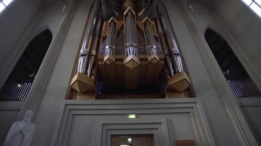 REYKJAVIK, ICELAND, 10 EKİM 2019 Reykjavik, İzlanda 'daki Hallgrimskirkja kilisesinin içindeki büyük bir boru organı