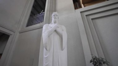 REYKJAVIK, ICELAND, 10 Ekim 2019 Reykjavik, İzlanda 'daki Hallgrimskirkja kilisesinde taş heykel