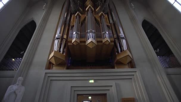 REYKJAVIK, ICELAND, PAŹDZIERNIK 10 PAŹDZIERNIKA 2019 Duże organy piszczałkowe znajdujące się wewnątrz kościoła Hallgrimskirkja w Reykjaviku, Islandia — Wideo stockowe