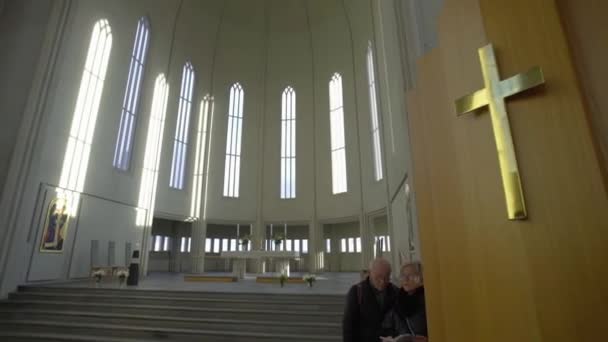 REYKJAVIK, ICELAND, OKTOBER 10, 2019 Altare och kors på altaret innanför Hallgrimskirkja kyrka i Reykjavik, Island — Stockvideo