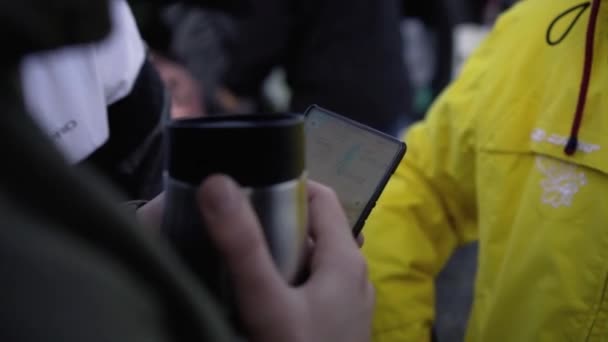 REYKJAVIK, ICELAND, OKTOBER 10, 2019 Killen vänder sin karta över Island på sin mobiltelefon — Stockvideo