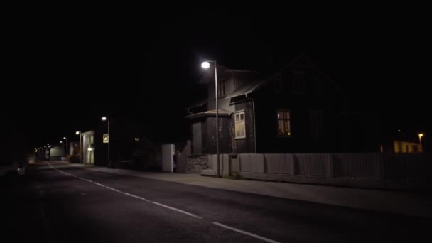 REYKJAVIK, IJSLAND, OKTOBER 10, 2019 Straat van de IJslandse stad 's nachts — Stockvideo