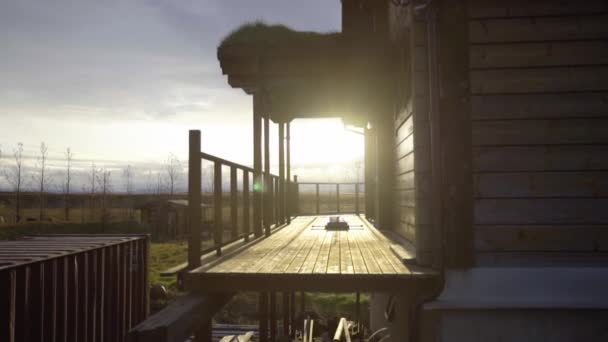 REYKJAVIK, ICELAND, 10 EKİM 2019 Güneş ışınları ahşap evin duvarlarında parlıyor — Stok video