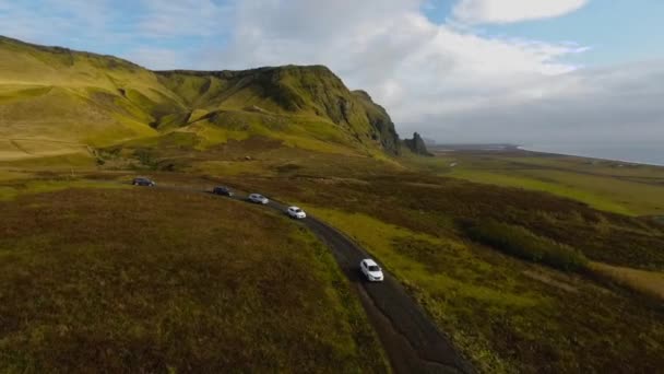 VIK, ICELAND, PAŹDZIERNIK 10 PAŹDZIERNIKA 2019 Grupa samochodów zjeżdża ze wzgórz wąską drogą — Wideo stockowe