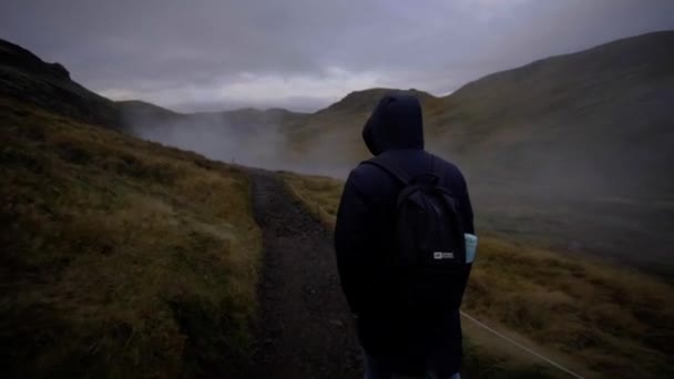 VIK, ICELAND, OCTOBER 10, 2019 Чоловік з рюкзаком йде по дорозі — стокове відео