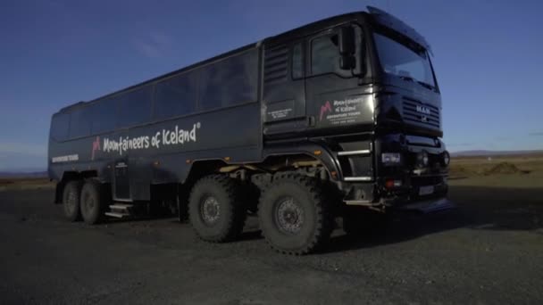 REYKJAVIK, IJSLAND, OKTOBER 10, 2019 Enorme toeristische bus voor uitstapjes in de bergen en off-road in IJsland — Stockvideo