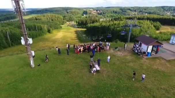 SILICHY, BELARUS - 2, AGOSTO, 2019: Vista aérea do topo da colina onde as pessoas se divertem e relaxam. Recreação ao ar livre — Vídeo de Stock