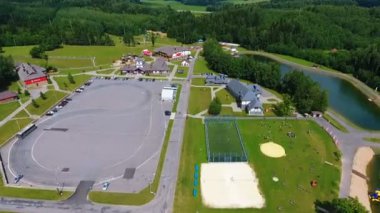 SILICHY, BELARUS - 2, AĞUSTOS, 2019: kayak merkezi Silichi 'nin hava manzarası. Yarış pisti ve spor alanının görüntüsü