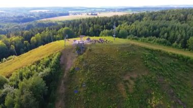 SILICHY, BELARUS - 2, AĞUSTOS, 2019: İnsanların eğlendiği ve rahatladığı tepenin zirvesinin hava görüntüsü