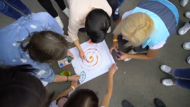 СИЛИХИ, БЕЛАРУСЬ - 2, АВГУСТ, 2019: Группа девушек рисует герб своей команды — стоковое видео