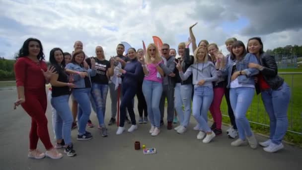 SILICHY, BELARUS - 2, AUGUST, 2019: Een team van meisjes neemt deel aan sportevenementen. Buitenactiviteiten in de zomer — Stockvideo