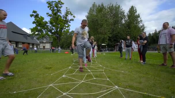 SILICHY, BELARUS - 2, AGOSTO, 2019: Il ragazzo è stato testato con le corde. Vacanza attiva in estate — Video Stock