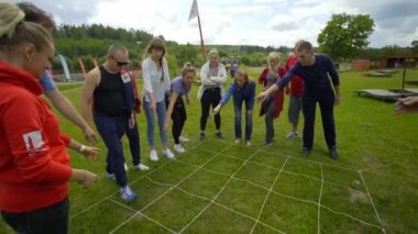 SILICHY, BELARUS - 2, AĞUSTOS, 2019: takım dışarıda test ediliyor. Takım arkadaşların sana sınavı nasıl geçeceğini söylüyor.
