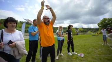 SILICHY, BELARUS - 2, AĞUSTOS, 2019: Turuncu tişörtlü bir adam aktif olarak takımını destekliyor