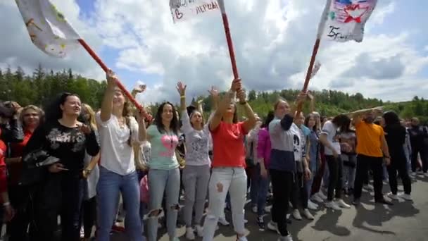 СІЛІЧЧИНА, ВЕЛИКОБРИТАНІЯ - 2, СЕРЦЕ, 2019: Команди святкують початок змагань і хвильові прапори — стокове відео