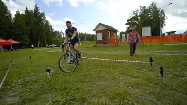 SILICHY, BELARUS - 2, AUGUST, 2019: Un tânăr pe o bicicletă care încearcă să depășească un obstacol — Videoclip de stoc