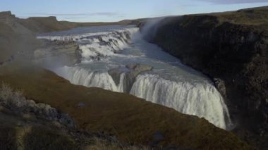 İki katlı Gullfoss şelalesinin göz kamaştırıcı manzarası. Güneşli havalarda güzel şelale