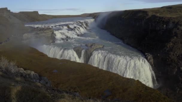 Ohromující výhled na dvouúrovňový vodopád Gullfoss. Krásný vodopád za slunečného počasí — Stock video