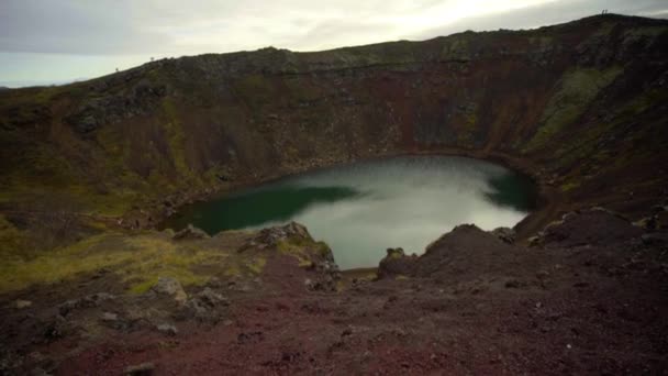 Vulkanické jezero Kerid. Kráter sopky, která je naplněna vodou — Stock video