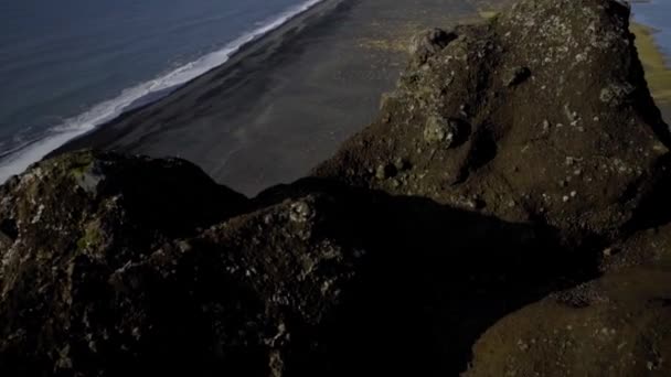 Vista desde el acantilado. Los pájaros se elevan sobre un acantilado. Cabo Dyrholaey — Vídeos de Stock