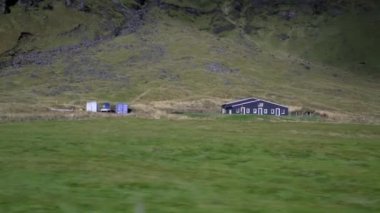 Dağın altındaki yalnız evlerin manzarası