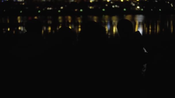 人々はレイキャビクの夜の街の明かりを見ています — ストック動画