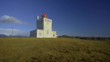 Cape Dyrholaey 'deki deniz feneri. Büyük dikdörtgen deniz feneri