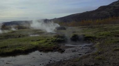 Su küçük bir gayzerde kaynıyor. Kaplıcalı yeşil vadi