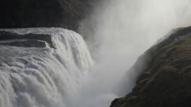 İki katlı Gullfoss şelalesi. Kocaman bir su kütlesi.