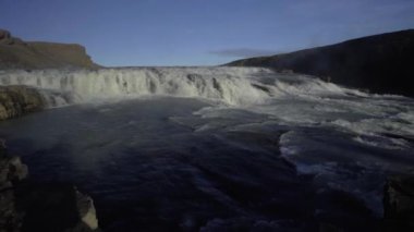 İki katlı Gullfoss şelalesi. Kocaman bir su kütlesi.