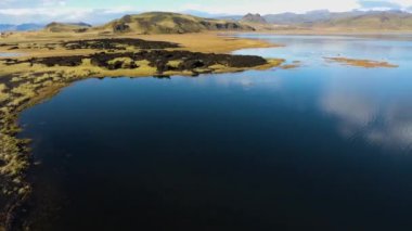Ovanın ve gölün drone görüntüsü. Otlaklar suyla doldu.