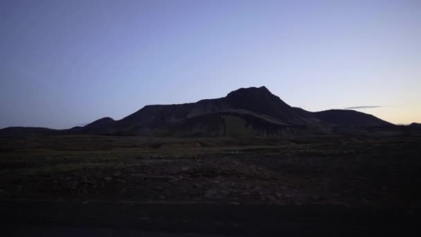 Utsikt över bergen efter solnedgången. Isländskt landskap — Stockvideo