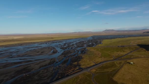 川が流れるアイスランドの谷を飛ぶ — ストック動画