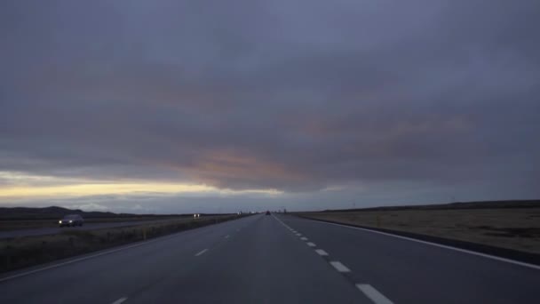 Puesta de sol sobre la carretera. Tonos rojos en las nubes — Vídeo de stock