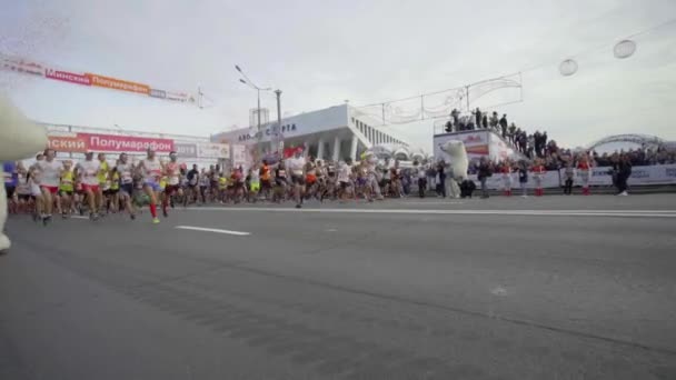 MINSK, BELARUS- 15 DE SEPTIEMBRE DE 2019: Inicio de la misa de corredores en la Maratón 2019 en la ciudad de Minsk — Vídeos de Stock