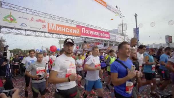 MINSK, BELARUS- SEPTEMBER 15, 2019: Mensen lopen een halve marathon. Europese Marofon race in Minsk Videoclip