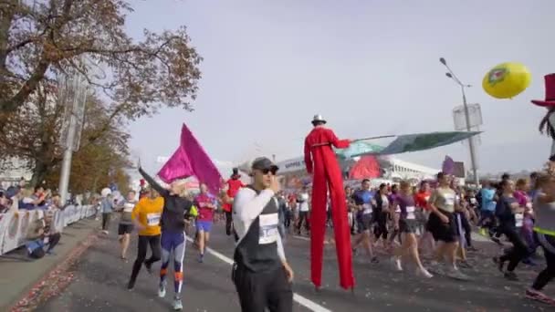 MINSK, BELARUS- SEPTEMBER 15, 2019: Athletes in multi-colored t-shirts run on a half marathon. The atmosphere of the holiday in running competitions — Stock Video