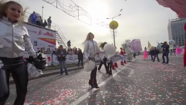 MINSK, BELARUS- 2019年9月15日:サポートグループの女の子がスポーツイベント中にピピダストラを振って ストック映像