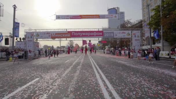 MINSK, BELARUS- SEPTEMBER 15, 2019: Finishing arch at the Minsk half marathon — Stock Video