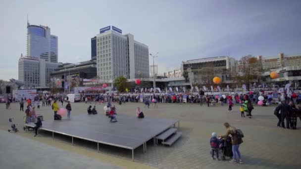 MINSK, BELARUS- 15 EYLÜL 2019: Koşucuların koştuğu sokak panoraması — Stok video