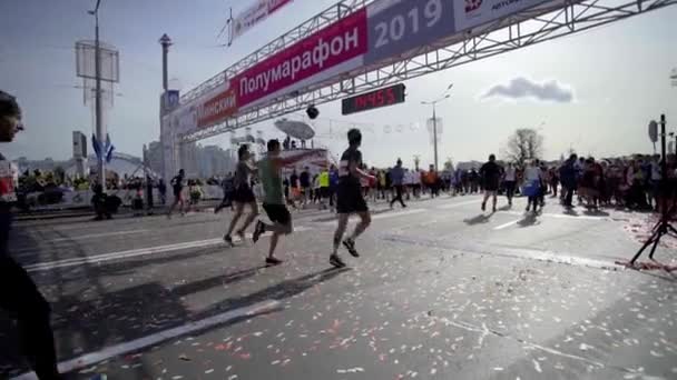 MINSK, BELARUS- SETEMBRO 15, 2019: Os corredores terminam a meia distância da maratona. A alegria da vitória na maratona — Vídeo de Stock